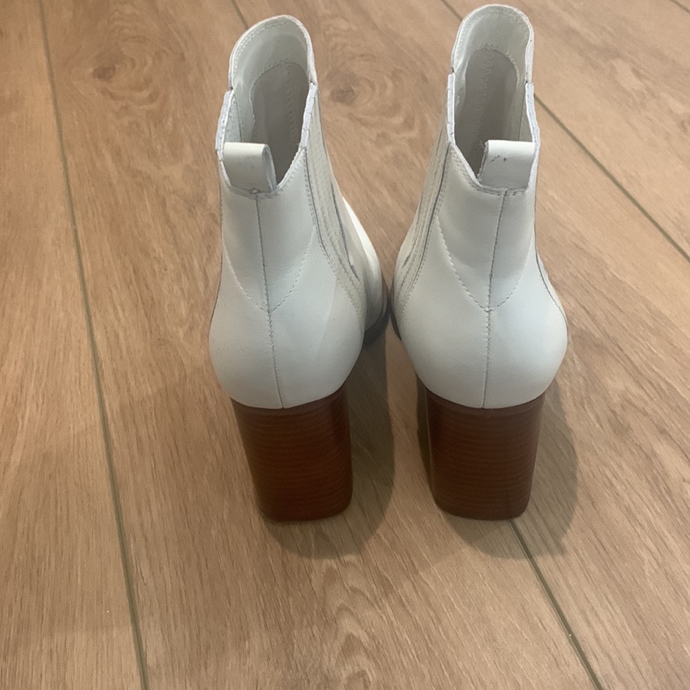 NWT Marc Fisher Off White Bone Leather Booties. Size 8.5 - Picture 3 of 5